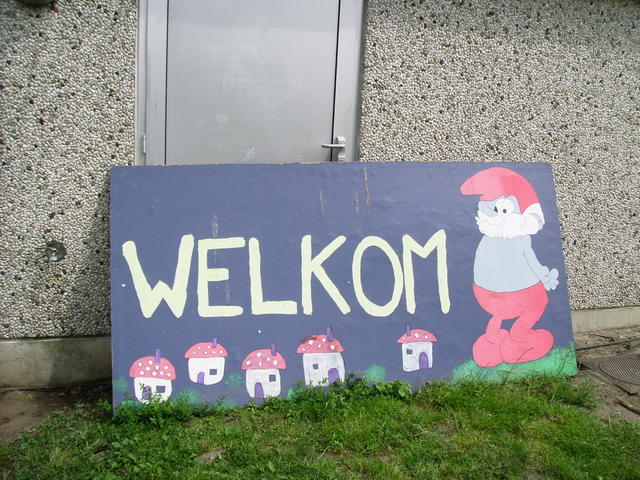Strange looking welcome sign